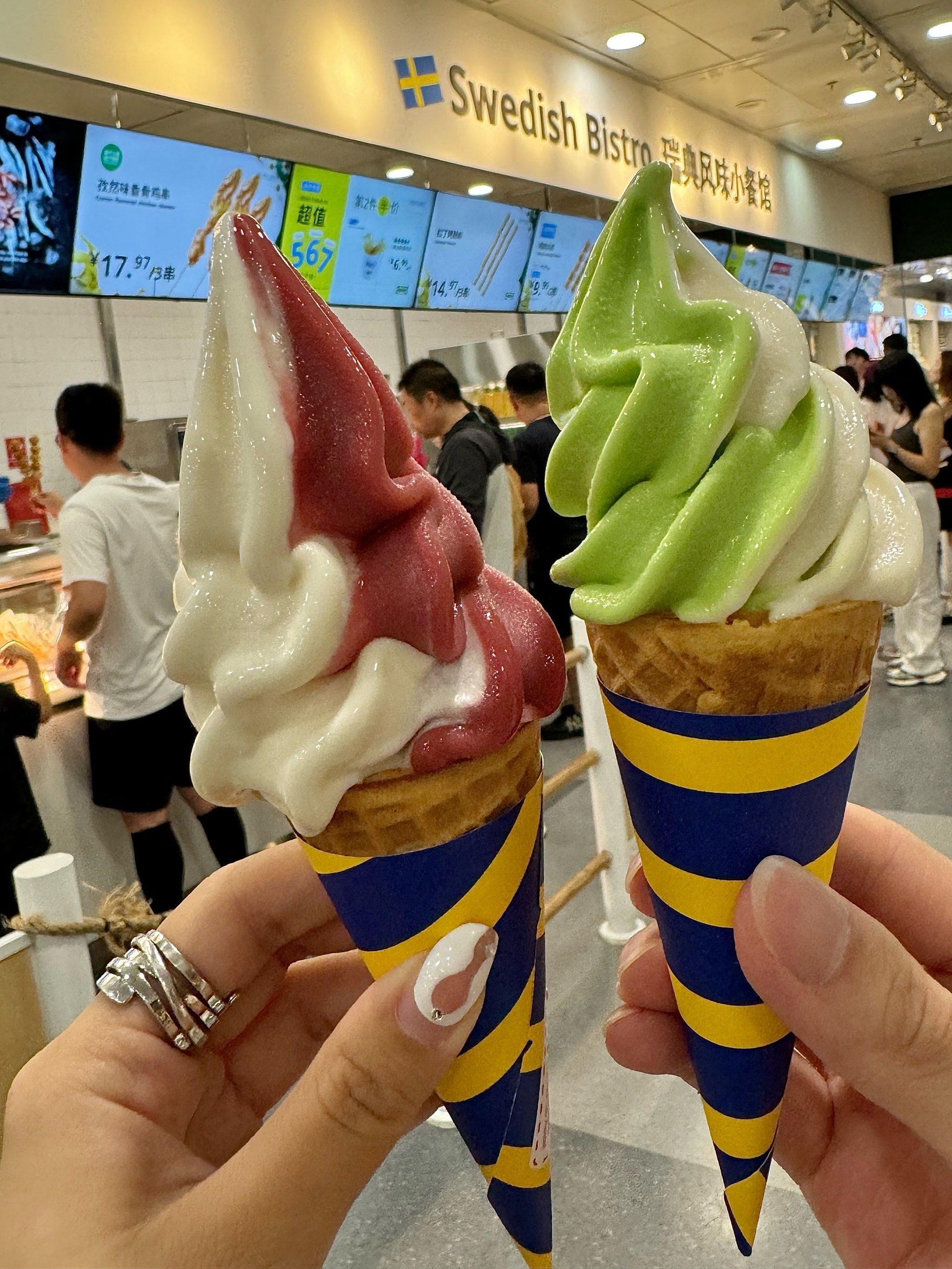 n买了牛油果味甜筒和草莓雪芭
都是纯正但清爽的味道
酸酸甜甜