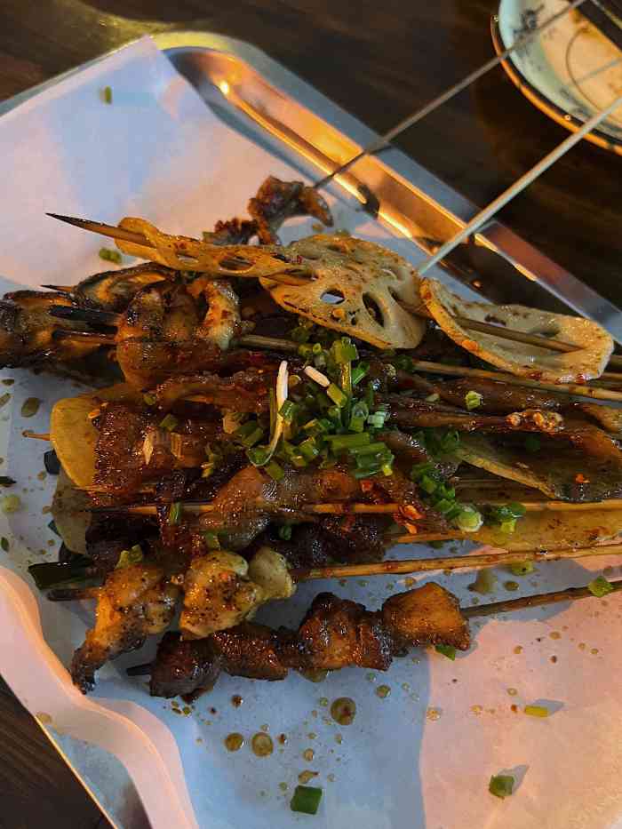 月牙山烧烤-"终于来打卡《人生一串》的月牙山烧烤了! .