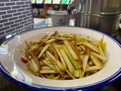 韭黄炒杏鲍菇-何氏排骨(左家塘店)