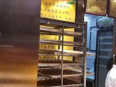 面包甜点陈列柜-诚志饼家·小凤饼非遗传承(中山六路店)