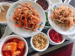 制作沾水的调料-朝伟清真铜瓢牛肉馆(三十年老·店)