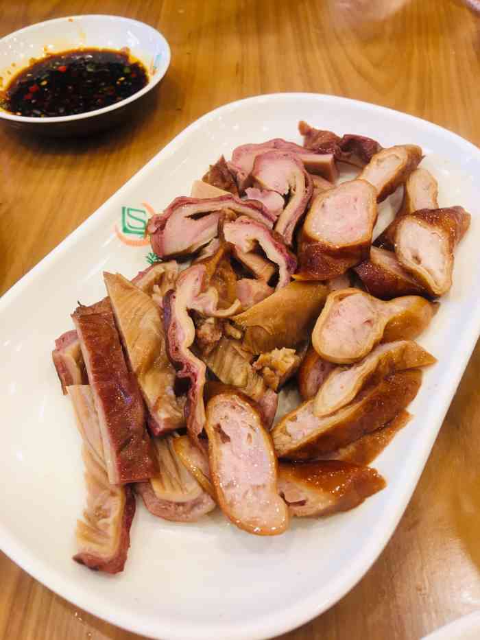 还是挺高的他家大蒜自由随吃随拿卫生环境看起来还不面馆熏酱灯箱片