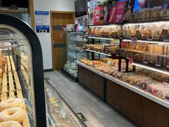 面包甜点陈列柜-金凤成祥(东直门现烤面包店)