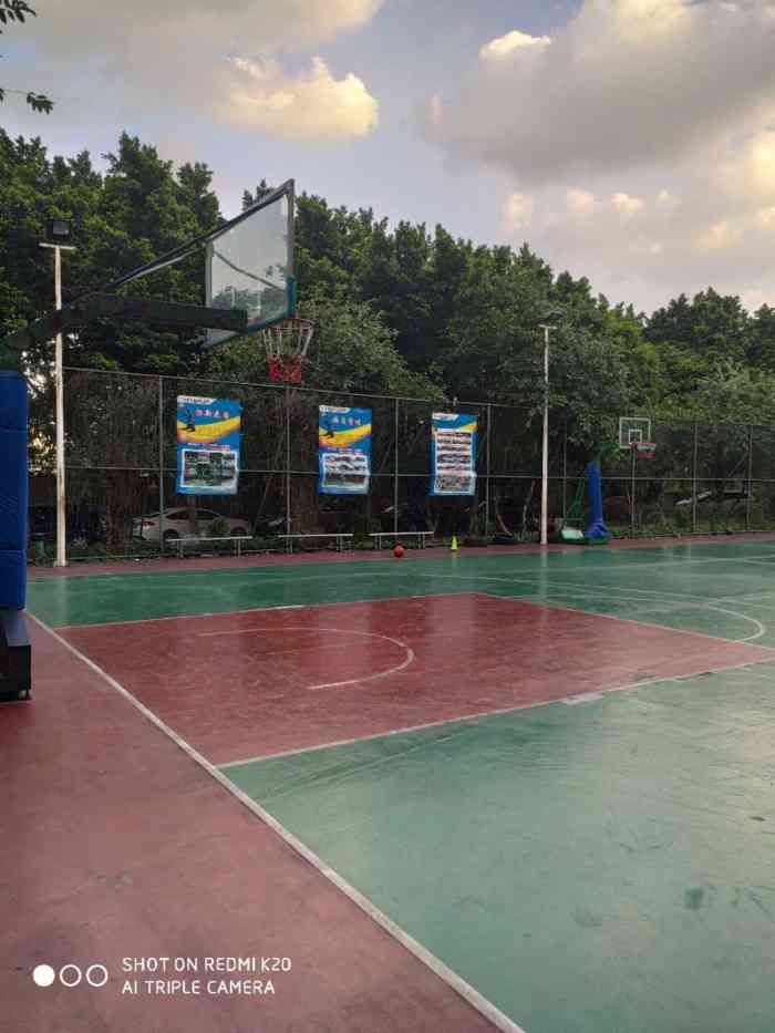 怡新花园篮球场-"运动设施挺齐全的,但是不知道为什么今天就.