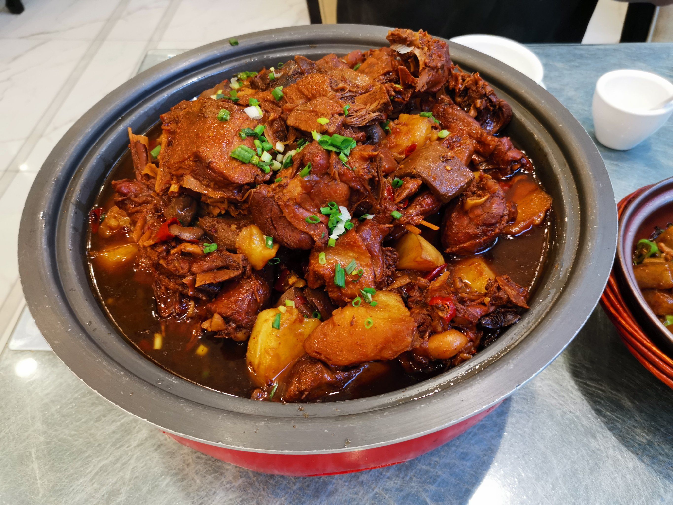 小姐姐提醒挺大份的,赞
山芋粉也不错,老鹅很入味,吃完鹅后来土豆