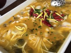 老坛酸菜鱼-山里人湘菜·山茶油炒土鸡(嘉邻中心店)