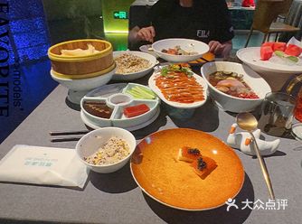 交通：出行方便  我们是做地铁三号线 到花苑下车