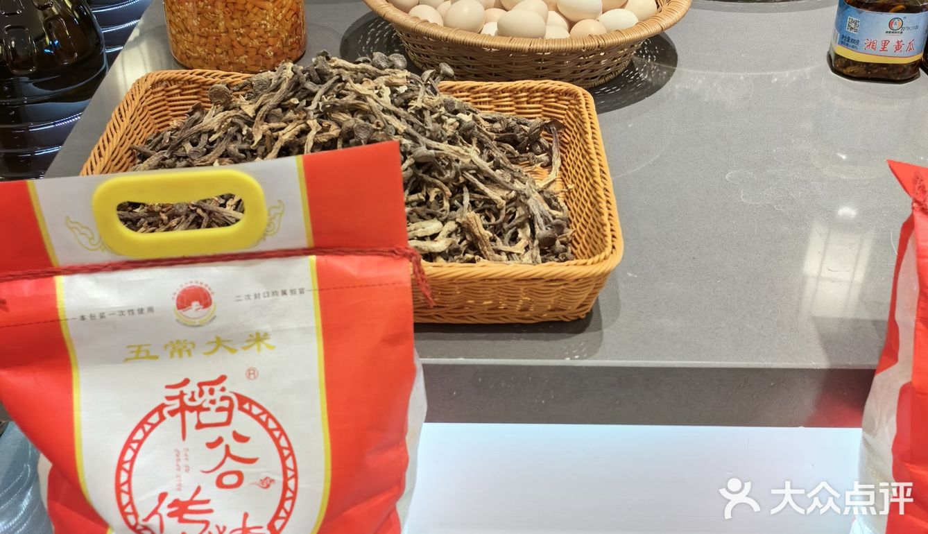 一下班湖南同事就拉着我去吃饭 她一直说这里很正宗