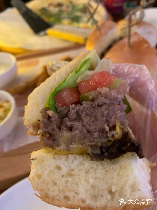 commune(十亩地店)黑松露菌菇牛肉汉堡图片