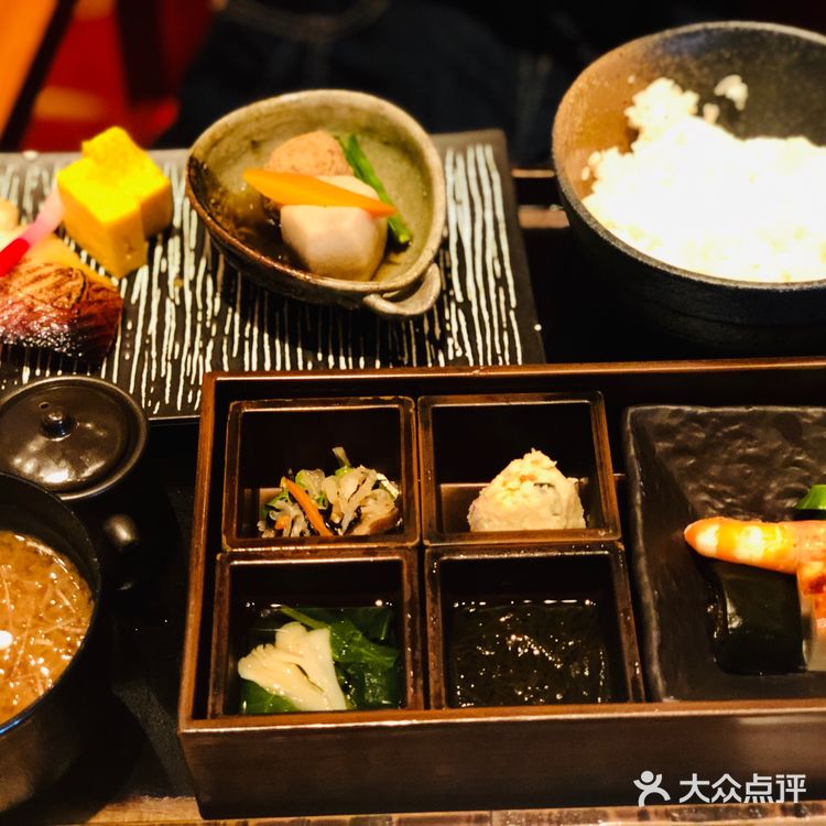 酒店地理位置非常优越，门前两条地铁线路，步行距离三分