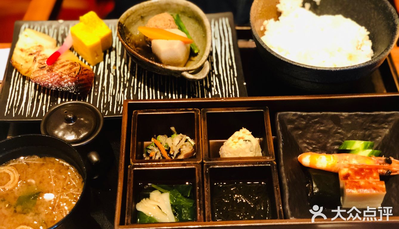 酒店地理位置非常优越，门前两条地铁线路，步行距离三分