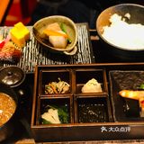 酒店地理位置非常优越，门前两条地铁线路，步行距离三分