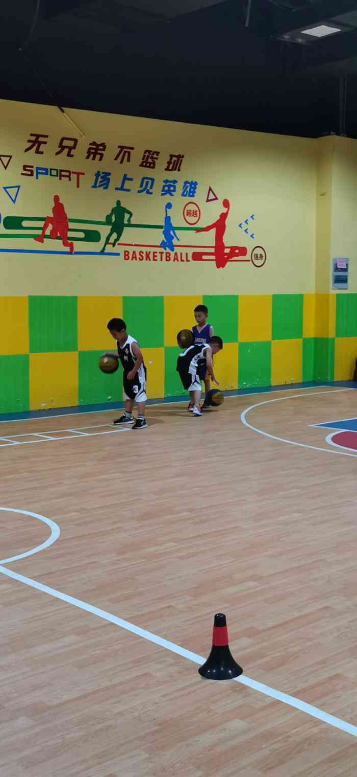 优贝篮球俱乐部(黄埭店)-"因为我自己也喜欢打篮球,经常在单位里参加.
