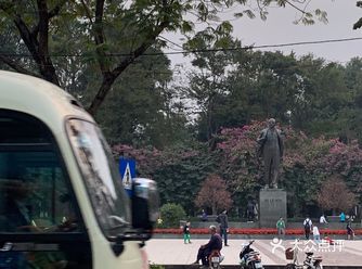 附近是中国的大使馆。这里虽然处于河内的中心区域
