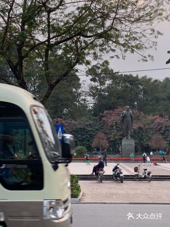 附近是中国的大使馆。这里虽然处于河内的中心区域