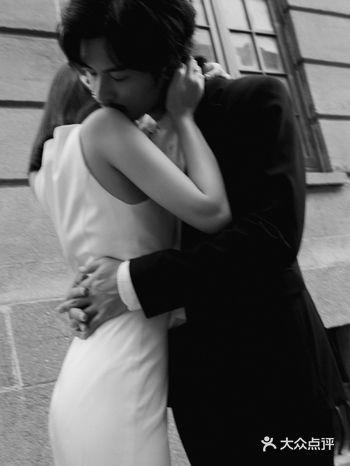 在街头拥最长的吻和最爱的人丨纪实婚纱照