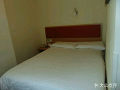 -莫泰酒店(上海虹桥北新泾地铁站天山路店)