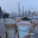 被小熊包围的咖啡店买咖啡送小熊