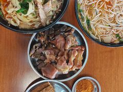 -鸿浩扒猪脚米线