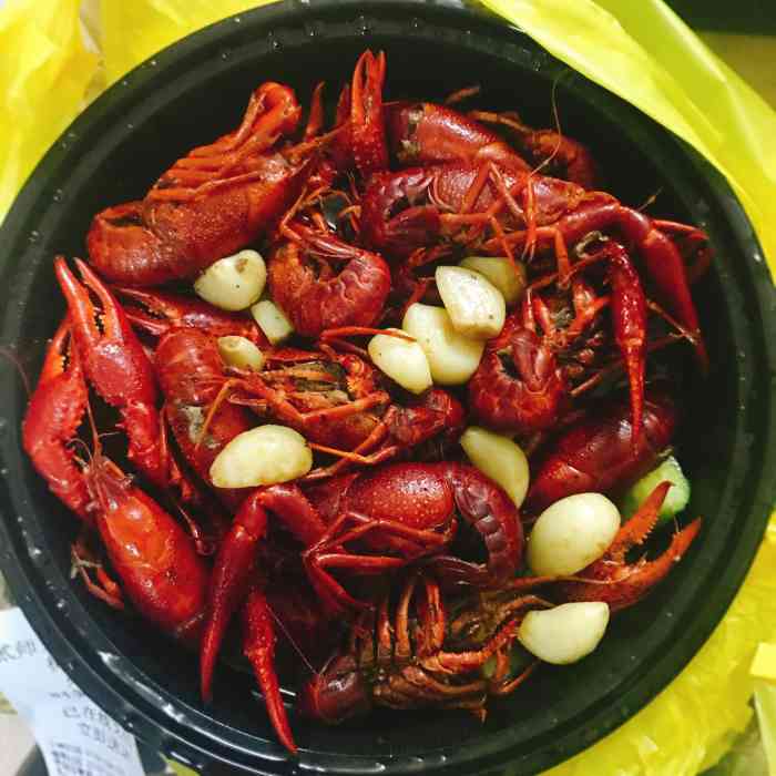 一开始点了十三香小龙虾跟油焖小龙虾各两斤