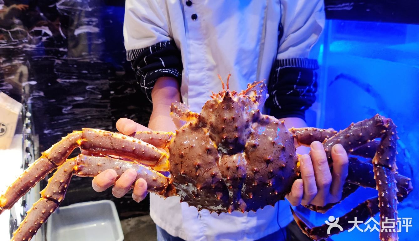吃火锅怎么能少了帝王蟹呢，来这里满足你对海鲜的所有挑剔～
