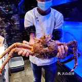 吃火锅怎么能少了帝王蟹呢，来这里满足你对海鲜的所有挑剔～