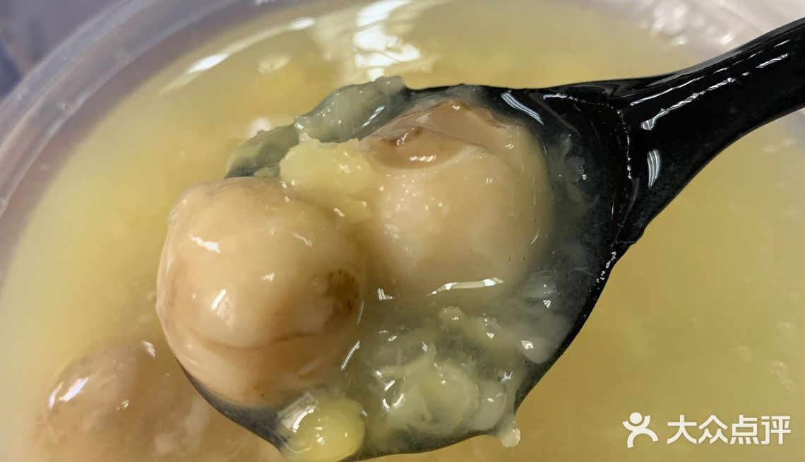 粉粉的四块香芋还挺实在的绿豆爽比红豆更甜一些