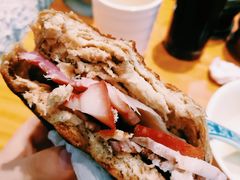 烧饼夹肘子-门框胡同百年卤煮(鸟巢店)