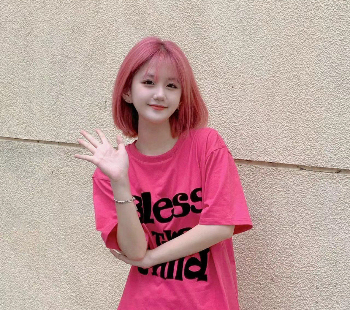 的美感,日常出门也多不会夸张
走甜酷风格的宝宝很适合染樱花粉色