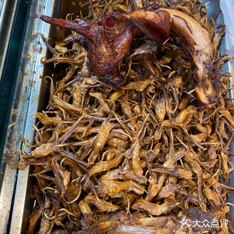 本地人排队打包买,一个就3两的肉馅大包