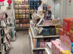-名创优品(北京新中关购物中心地铁层店)