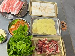 -围炉肉舍•炭烤活鳗•丹东海鲜烤肉(步行街店)