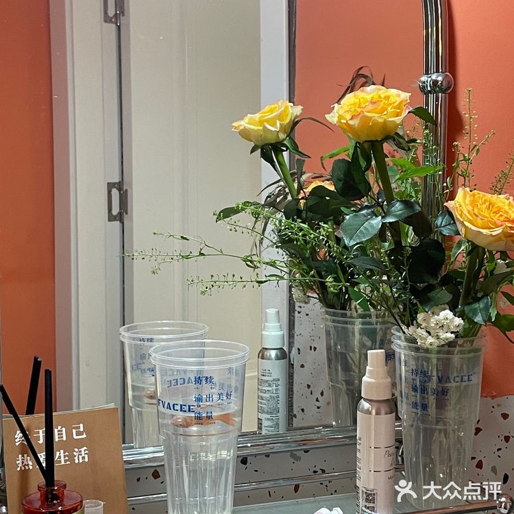 店里虽然人很多 但座位还是一直有的