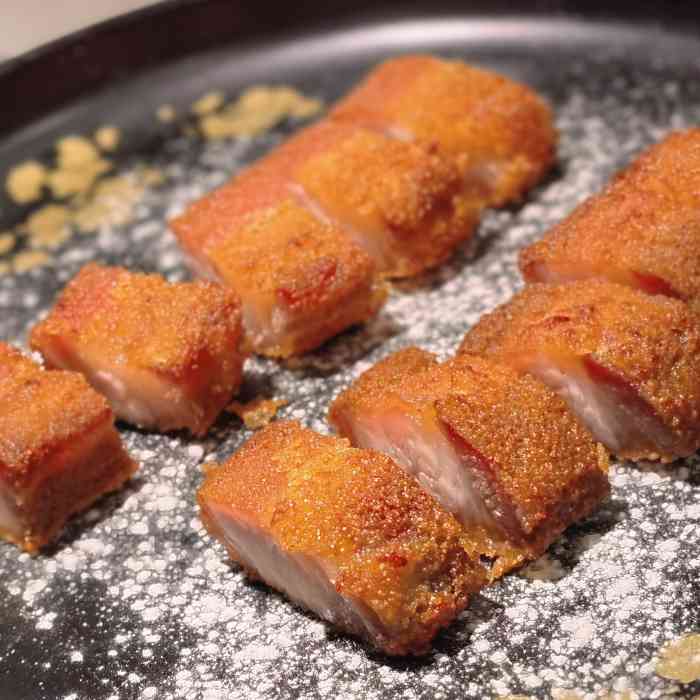 「一口脆叉烧」咸甜口,酥脆,味道比较浓厚 「榄角猪手」调味很新奇