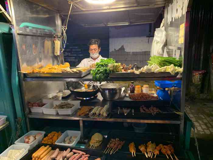 老张炸串-"伴晚出来散步,奈何街边炸串太诱人了,脚不.