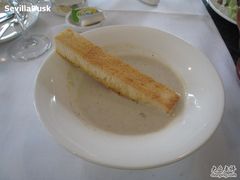 蘑菇忌廉汤配面包条-东华假日酒店自助餐