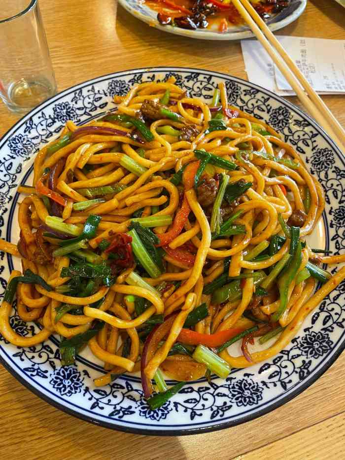 打分    /人 25块钱的干煸炒面量太少加了8块钱的面 也还是这么多