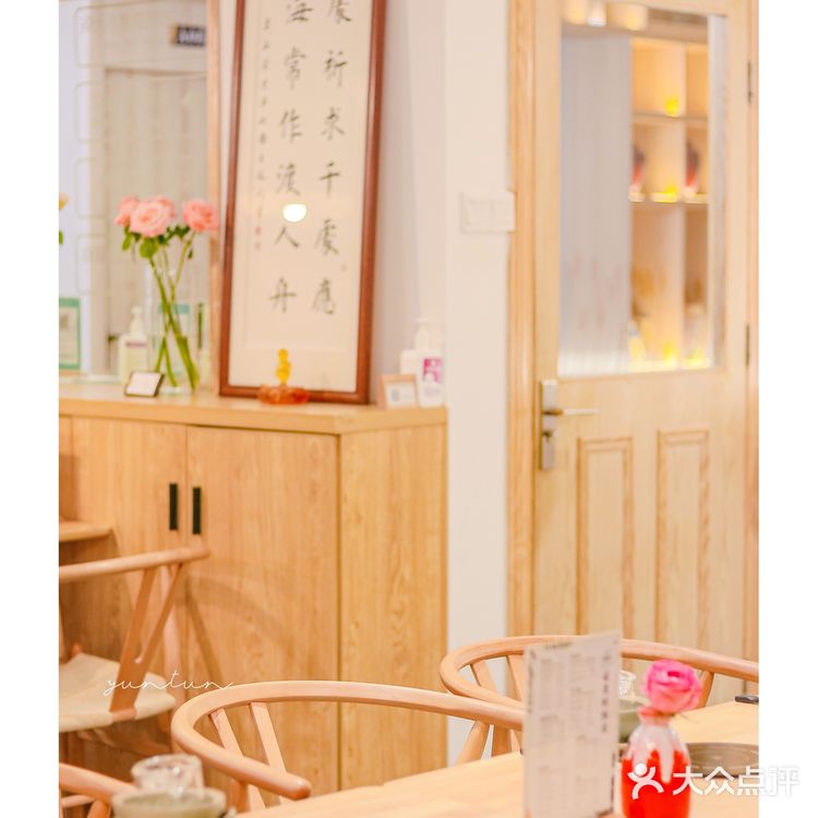 过分了！这家素菜火锅店会给仙女送花花，怎么这么加分🌷
