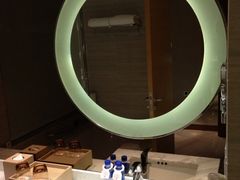 洗手间镜台-上海中航虹桥机场泊悦酒店