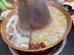 -果松木炭酸菜铜火锅·外婆参鸡汤