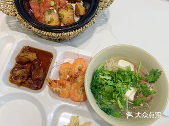 食堂从地下一层搬上来了，明亮的落地玻璃窗，一下子就变