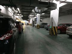 -沃尔玛购物广场-停车场