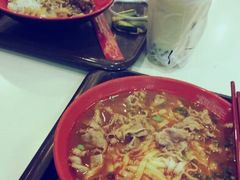 台式卤肉饭套餐和番茄肥牛面合影。-大圆碗•T骨大排饭(天海店)