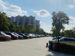 -秀沿路地铁站停车场