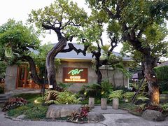 -Chom Cafe and Restaurant