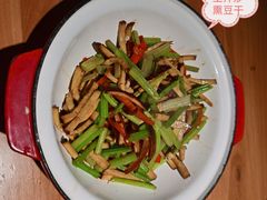 土芹炒熏豆干-帅巴人舅母子腊蹄民俗村