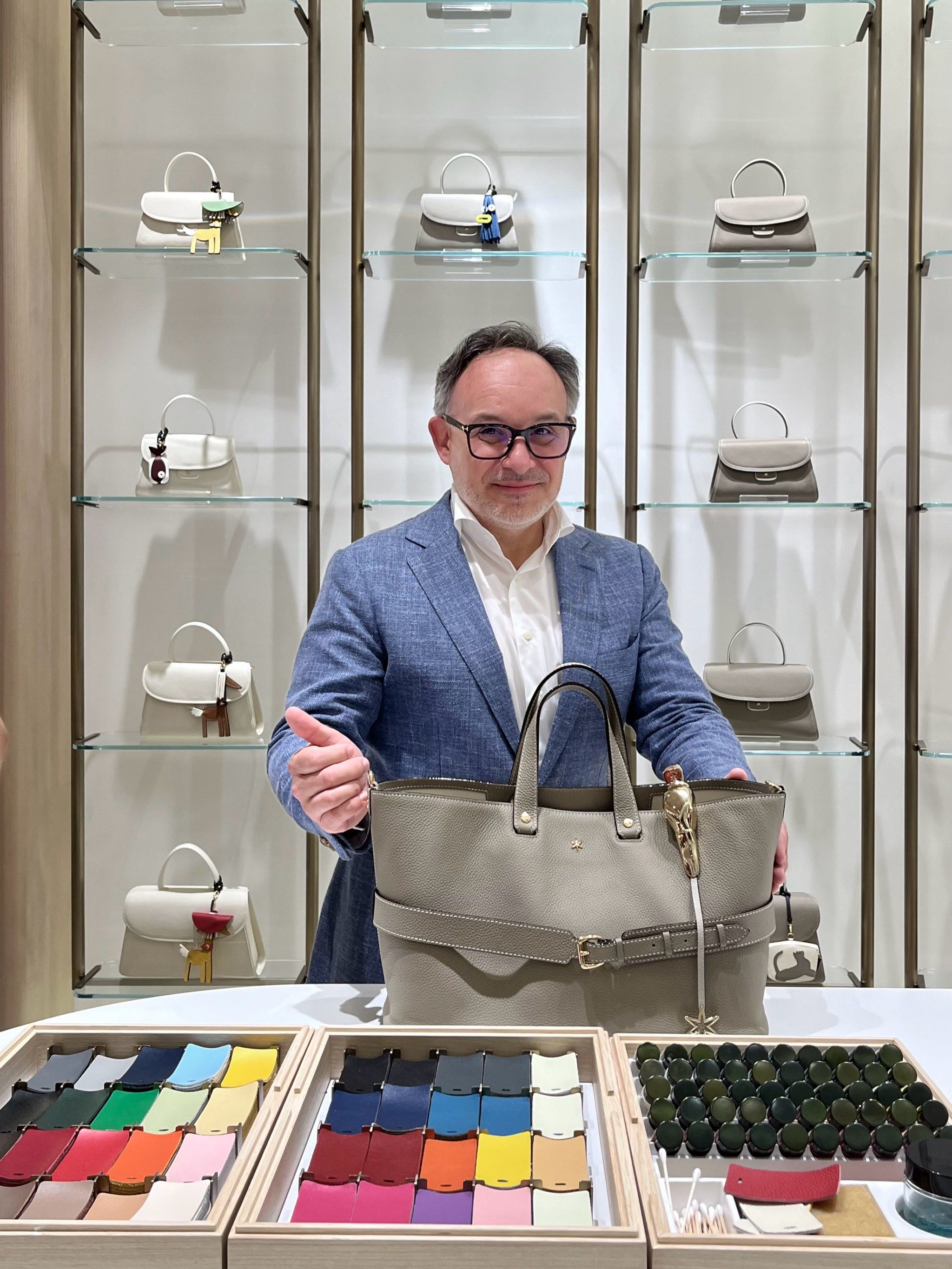 店员说我看中的款式还是情歌王子张信哲同款!