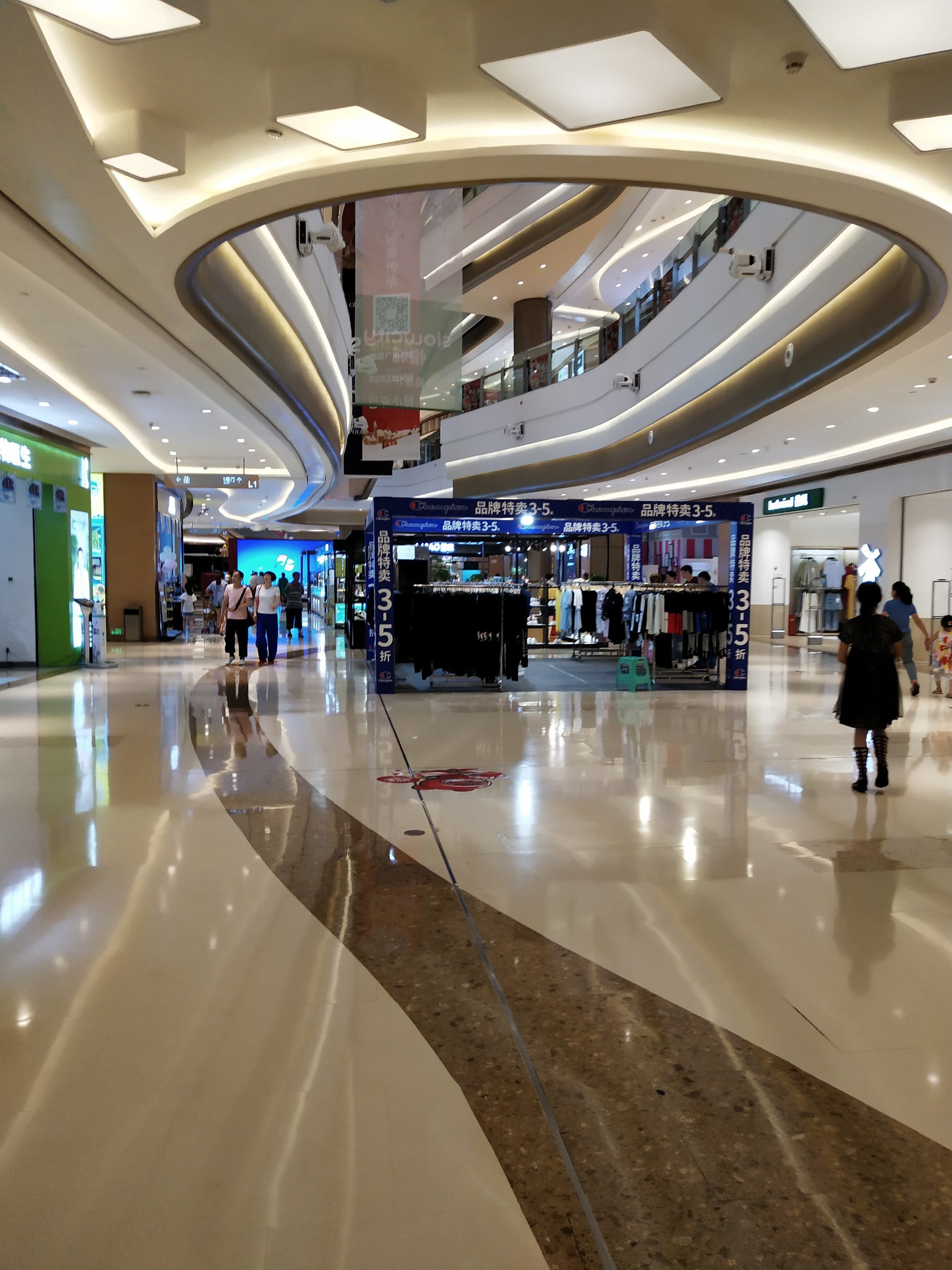 茶园奥园广场商业面积还是很大的购物中心