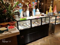 面包甜点陈列柜-都会尚膳·海鲜自助餐厅(重庆万豪酒店)