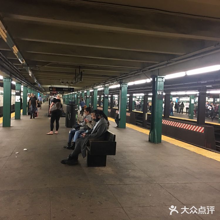 乘车可以选择人工售票或自助售票机买票